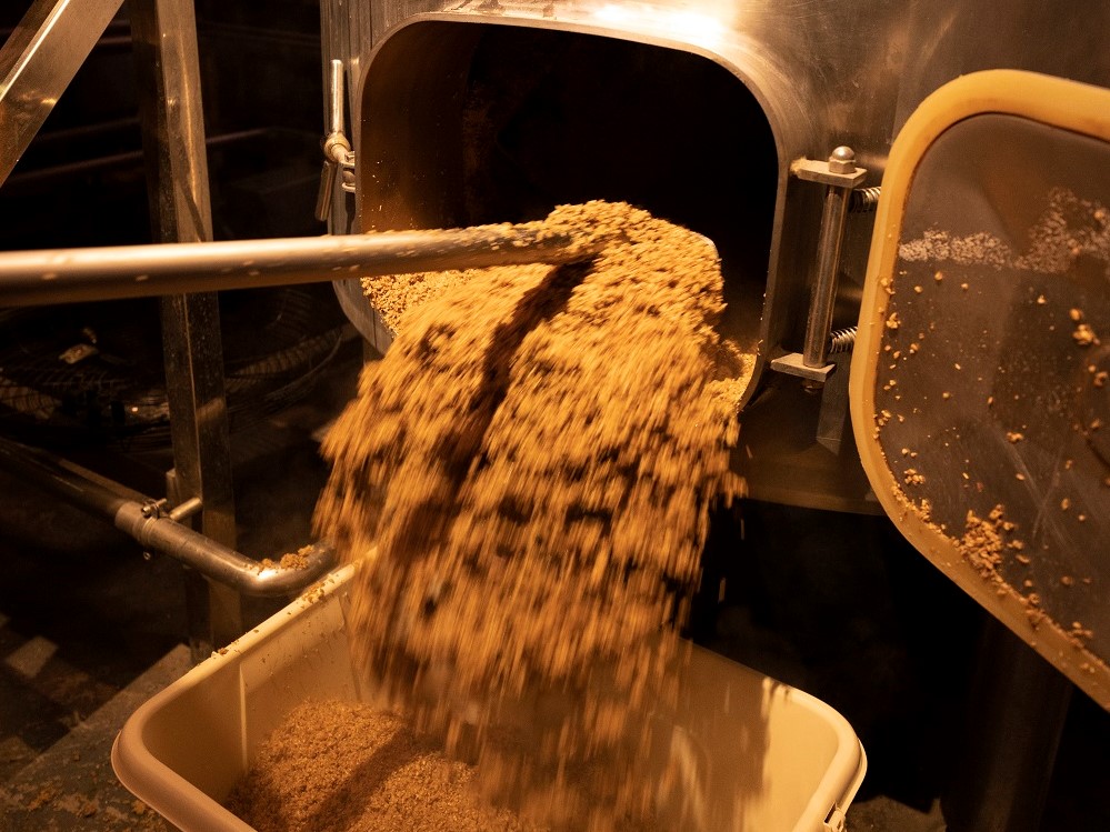 如何將釀酒產(chǎn)生的污水污物變廢為寶？